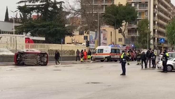 Immagine del post 16224 - Bari Foggia, scontro tra auto e furgone: l’utilitaria si ribalta, muore una donna - Bari