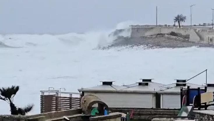 Il ciclone Harry sfiora il Salento: le mareggiate arrivano in strada. Allerta gialla in Puglia - Bari