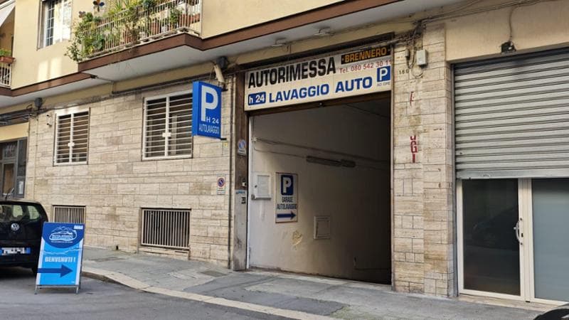 Bari, rapinatori in garage di via Monte Grappa: aggredito e minacciato il custode. Prese due auto - Bari
