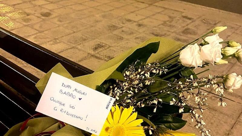 Su una panchina del lungomare di Bari fiori per il padre che non c’è più: “Ovunque sei, ti amo” - Bari