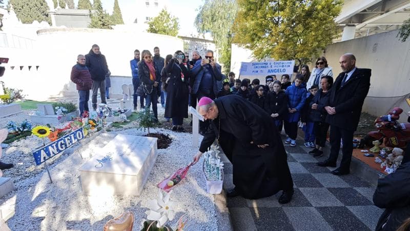 Immagine del post 4347 - Bari Neonato trovato morto a Bari, al cimitero una pianta di rose per ricordarlo: “Seminiamo speranza” - Bari