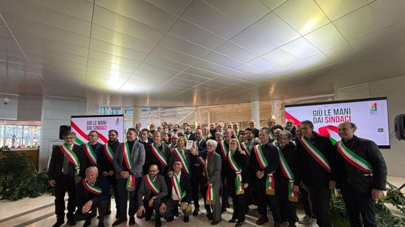Immagine del post 4398 - Bari Sindaci in flashmob contro la legge in Puglia che impone le dimissioni: “Giù le mani dalle fasce” - Bari