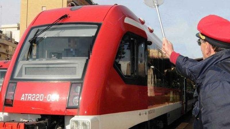 Senza biglietto, minaccia il capotreno con un coltello a Bari: lo ferma la polizia - Bari