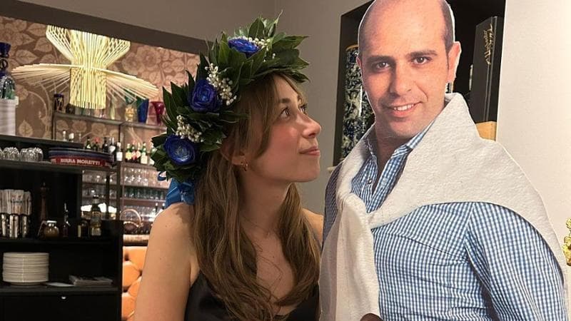 Immagine del post 4353 - Bari “Il posto fisso è sacro”, festa di laurea è a tema Checco Zalone con tanto di cartonato: “Un mito” - Bari