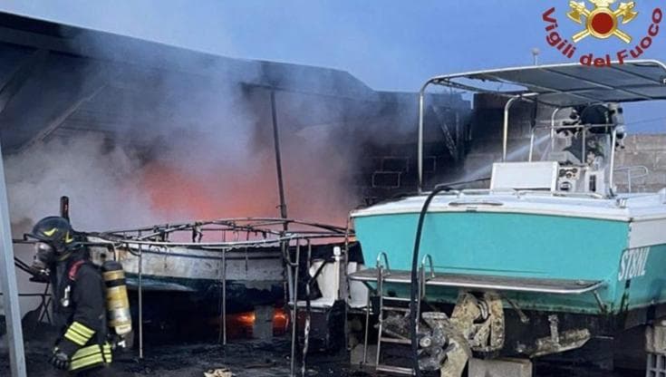 Gallipoli, incendio nel cantiere navale: nove imbarcazioni distrutte dalle fiamme. L’ipotesi dolosa - Bari