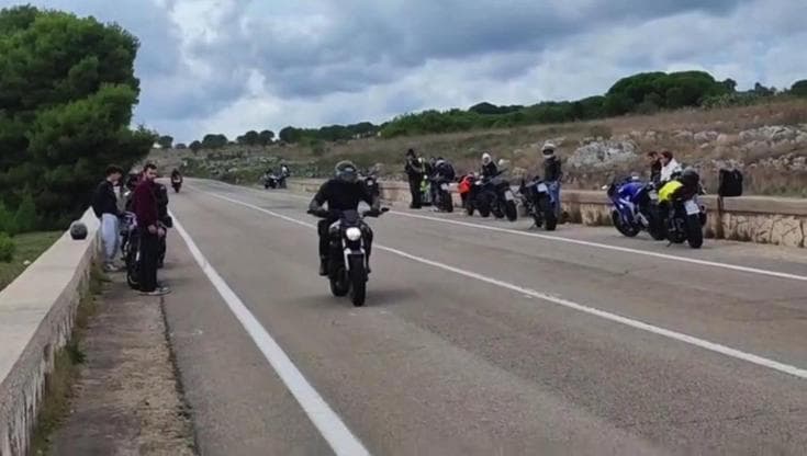 Immagine del post 18541 - Bari Gare di moto clandestine sulle spettacolari coste del Salento, scattano i controlli e sequestri - Bari