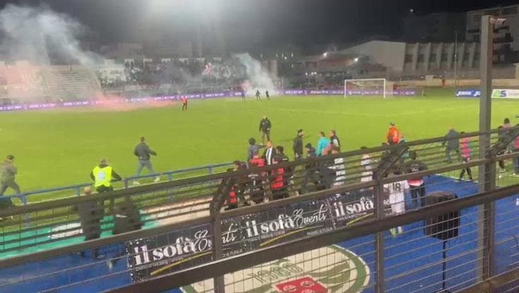 Invasione di campo e minacce ai giocatori, stangata per il Foggia: quattro giornate a porte chiuse - Bari