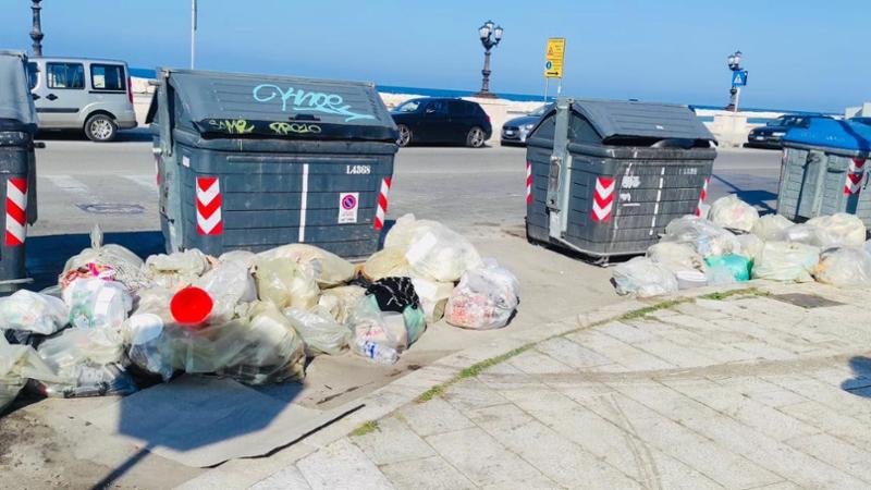 Immagine del post 19604 - Bari Vergogna sul lungomare: un tappeto di sacchi di rifiuti: multati otto ristoratori di Bari vecchia - Bari
