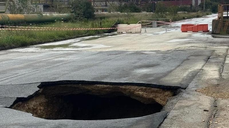 Immagine del post 19587 - Bari Ex Ilva, operaio ferito da una lamiera. E sui viali due nuove voragini. I sindacati: “Cade a pezzi” - Bari