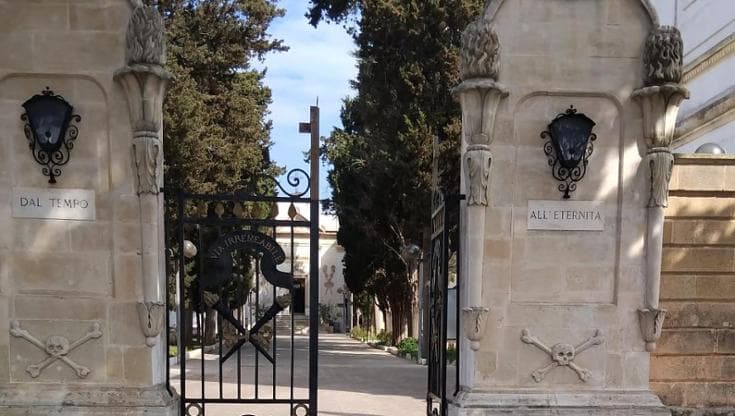 Profanano la tomba di un’insegnante morta nel 2014 e rubano tutti i gioielli, sconcerto in Salento - Bari