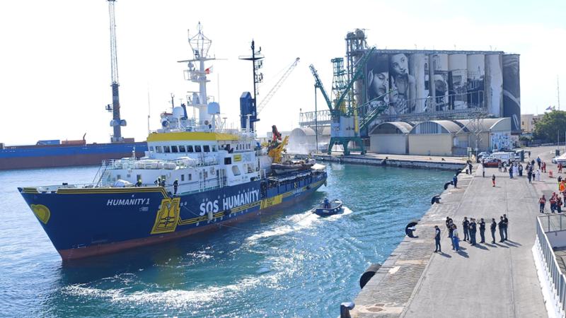 Bari, sbarcano i 103 migranti soccorsi in mare da Humanity 1: quasi tutti saranno ospitati al Cara - Bari