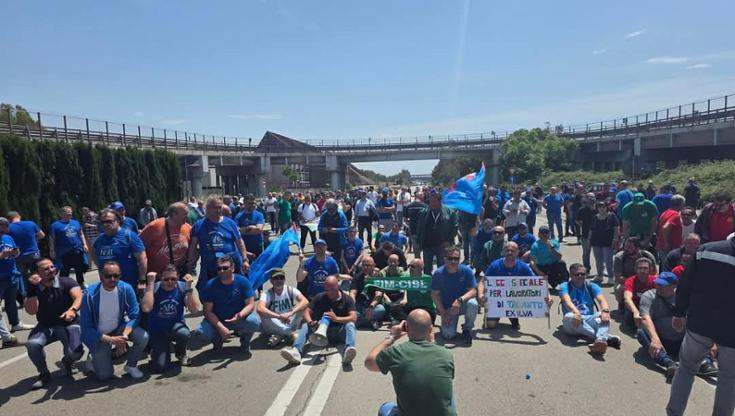 Immagine del post 7494 - Bari Operai dell’ex Ilva occupano la statale di Taranto durante lo sciopero: “Qui è un disastro” - Bari