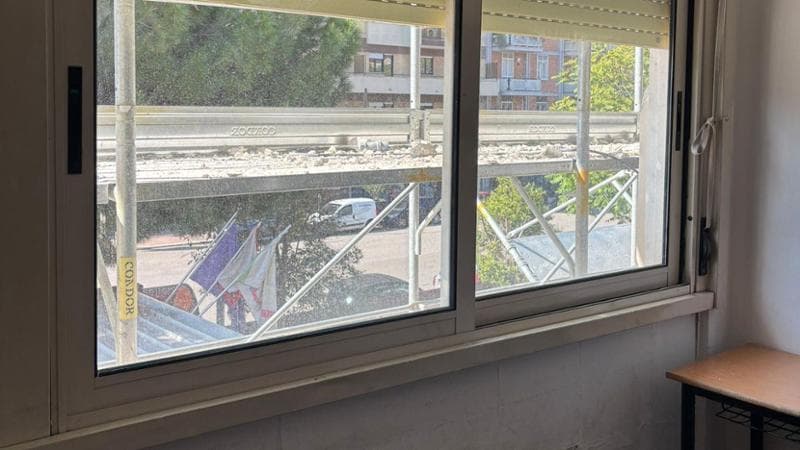 Bari, gli studenti denunciano: "Una sola finestra che non si può aprire, in classe non si respira" - Bari