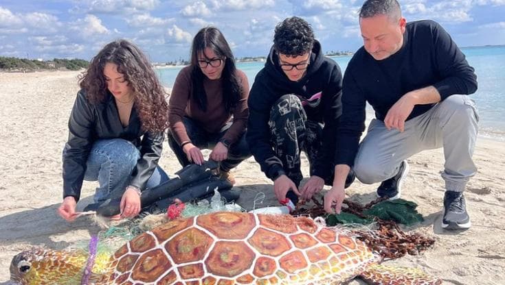 Immagine del post 20769 - Bari Una tartaruga che raccoglie i rifiuti, il progetto ecologico del liceo di Nardò vince premio Celommi - Bari