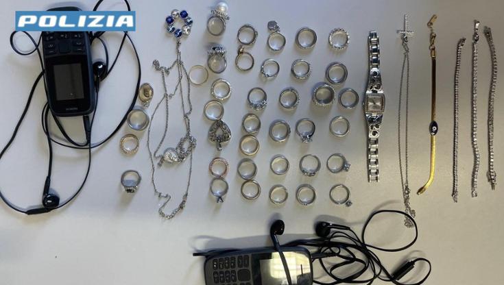 Immagine del post 8762 - Bari Ladri entrano in casa con chiavi clonate e rubano gioielli per 20mila euro: due arresti a Bari - Bari