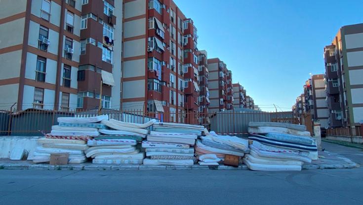 Immagine del post 21915 - Bari Quaranta materassi abbandonati per strada a Bari: 1.300 euro per rimuoverli e smaltirli - Bari