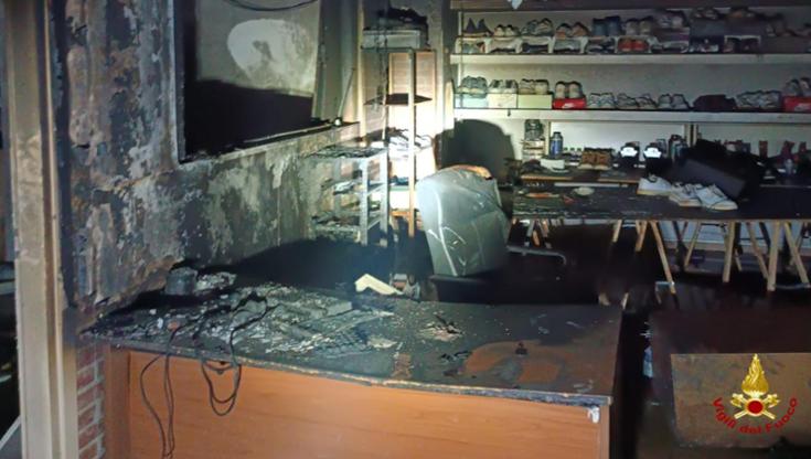 Deposito in fiamme a Bari, all’origine forse cortocircuito. Vigili del fuoco al lavoro per 4 ore - Bari