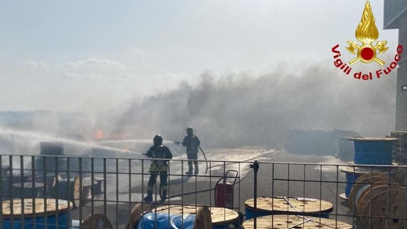 Immagine del post 10908 - Bari Salento, vasto incendio nell’azienda Sirti. Le folate di vento alimentano le fiamme - Bari