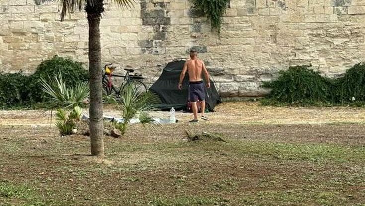 Immagine del post 10913 - Bari Lecce, l’ultima frontiera del turismo cafone è una tenda sotto le mura del castello: smantellata - Bari