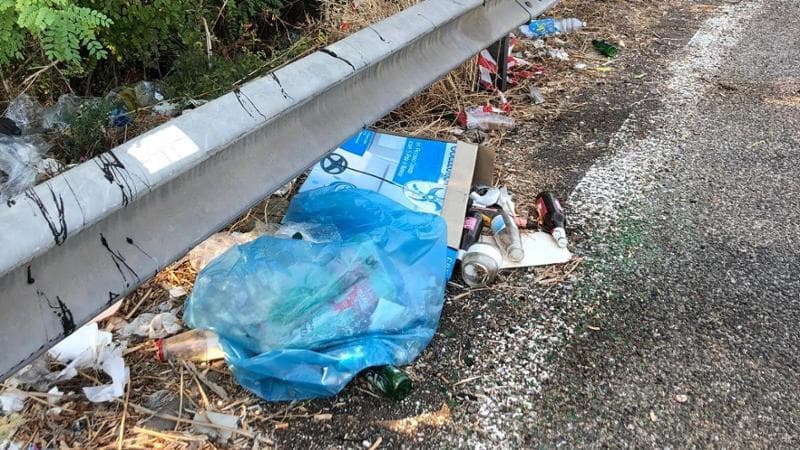 Salento, la vergogna dei rifiuti lungo le strade del turismo. I sindaci invocano fototrappole - Bari