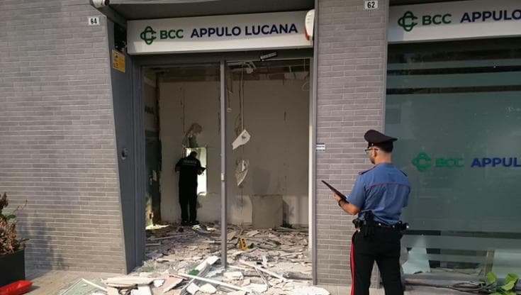 Assalti ai bancomat no stop, colpo nella notte a Barletta: esploso lo sportello, stabile inagibile - Bari
