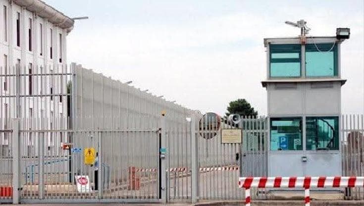 Violenze nel carcere di Taranto, detenuto aggredisce sei poliziotti con un punteruolo. “Una follia” - Bari