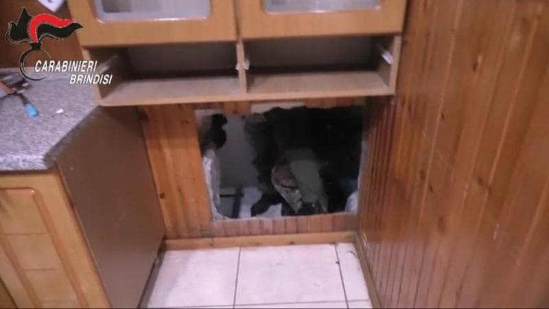 Immagine del post 12929 - Bari Droga e armi dietro il mobile della cucina: arrestata una donna di 70 anni nel Salento - Bari