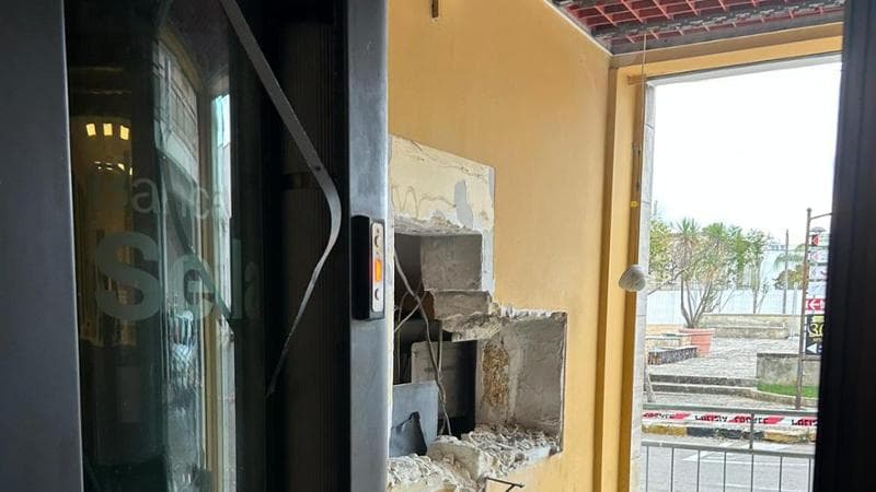 Immagine del post 12924 - Bari Esplode ennesimo bancomat in Puglia: “Sfiorata la strage, a pochi metri c’è distributore di benzina” - Bari