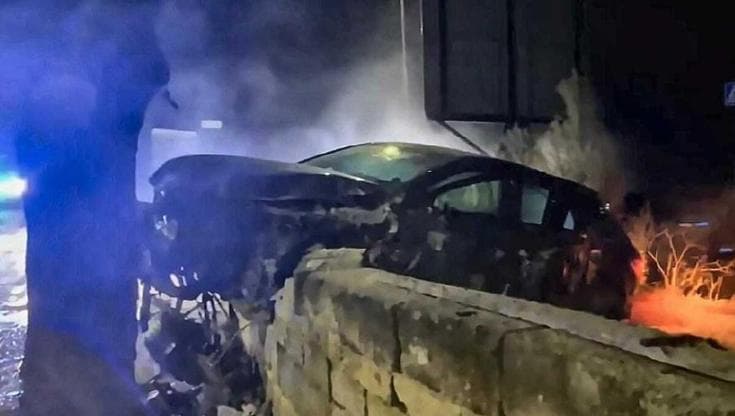 Minorenne alla guida di un’Audi RS3 non si ferma all'alt e si schianta dopo l’inseguimento: 6 feriti - Bari