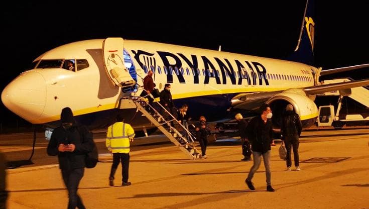 Bari-Roma, il volo Ryanair parte con oltre 4 ore di ritardo: “Arrivati a notte fonda, rimborsateci” - Bari