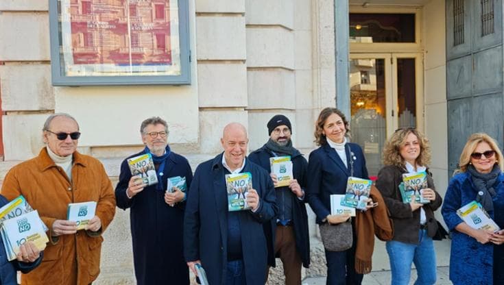Immagine del post 15217 - Bari Giustizia, il procuratore di Bari fa volantinaggio davanti al Petruzzelli: “No alla riforma” - Bari