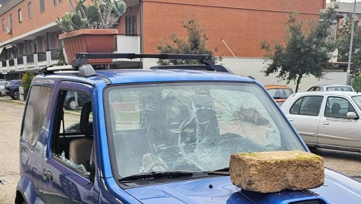 Immagine del post 15221 - Bari Foggia, danneggiata l’auto del presidente Wwf: vetri rotti, vaso sul tetto e un tufo sul cofano - Bari