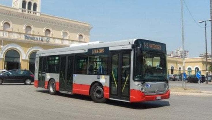 Accusati di abusi sessuali su una ragazza con disabilità mentale, a Taranto assolti 8 autisti di bus - Bari