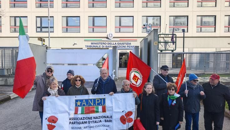 Immagine del post 16294 - Bari Processo CasaPound, salta udienza conclusiva: sit-in antifascista al tribunale di Bari. “Va sciolta” - Bari