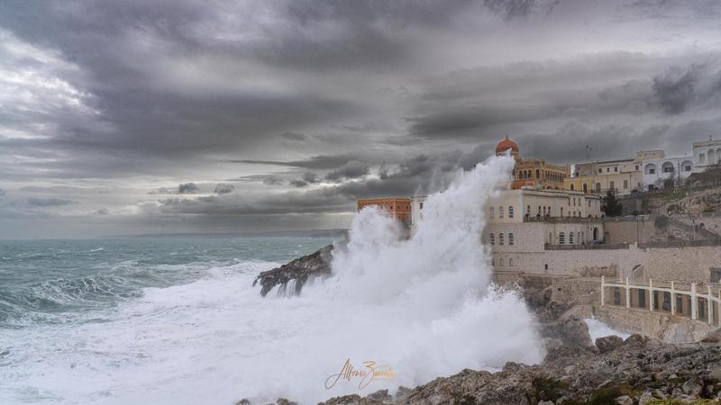 Ciclone Harry in Salento, onda gigante arriva fino alla cupola di Santa Cesarea Terme: scatto virale - Bari