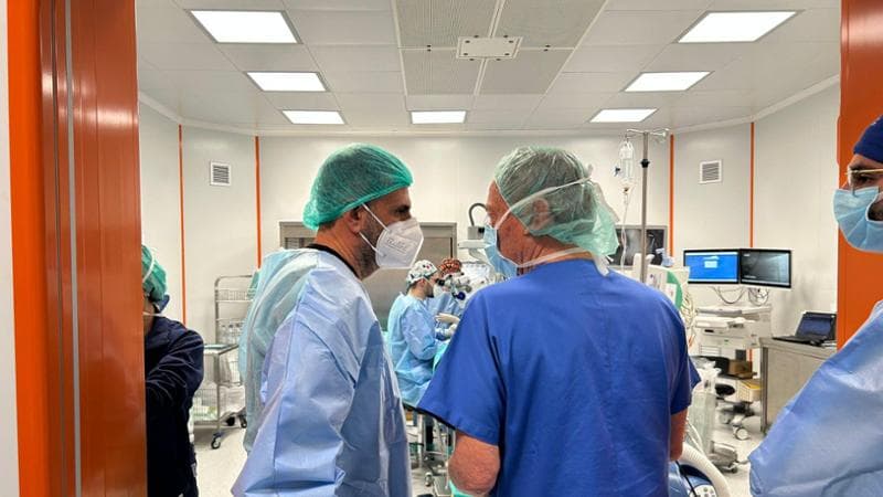 Immagine del post 17491 - Bari Sessanta interventi alla cataratta in una domenica, Decaro in sala operatoria per ringraziare medici - Bari
