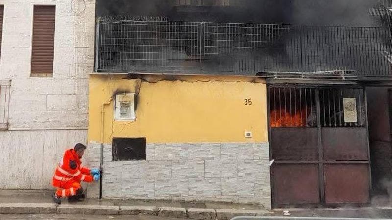 Incendio in casa, salva una coppia di anziani. Le fiamme partite da un’auto parcheggiata in garage - Bari