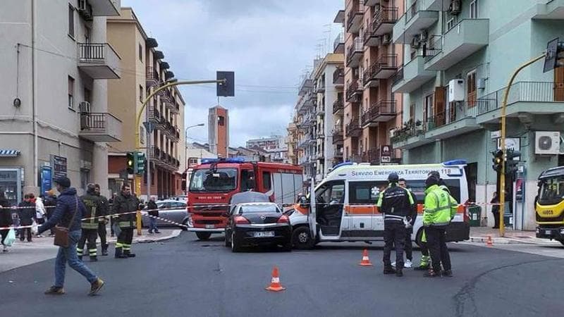 Immagine del post 4432 - Bari Scontro fra auto e ambulanza nel centro di Taranto: cinque feriti, tre erano sul mezzo di soccorso - Bari