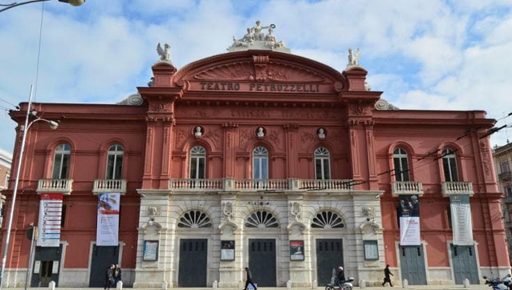 Immagine del post 18566 - Bari Il Petruzzelli licenzia due dipendenti dopo segnalazione anonima: timbravano i cartellini a turno - Bari