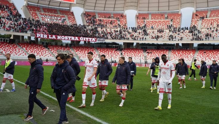 Immagine del post 18564 - Bari Bari Carrarese finisce 0-3, biancorossi perdono la gara e la faccia. I tifosi: “Vergognatevi” - Bari