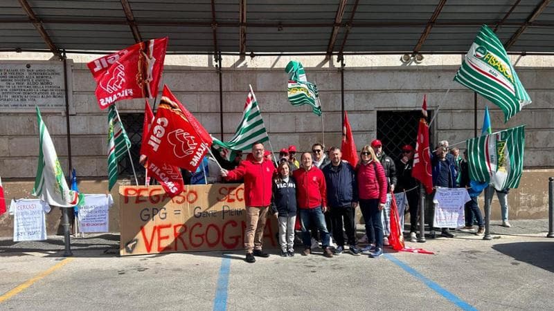 Immagine del post 6276 - Bari I vigilanti Pegaso Security ancora senza stipendio: sit-in davanti alla prefettura. “Noi disperati” - Bari