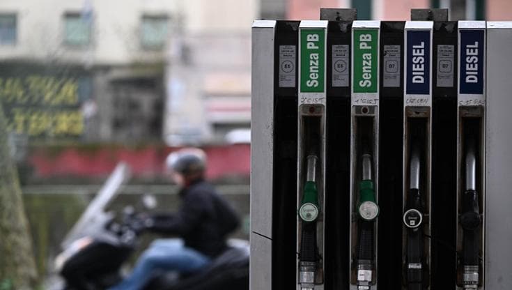 Immagine del post 19628 - Bari Benzina, irregolarità sui prezzi in quattro distributori a Bari. La finanza: “No a manovre occulte” - Bari