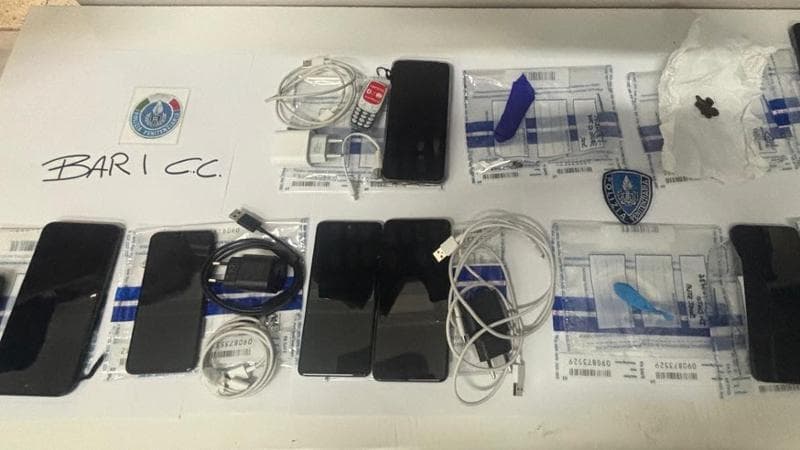 Nel carcere di Bari sequestrati droga e telefonini. Il sindacato: “Portati di notte con i droni” - Bari