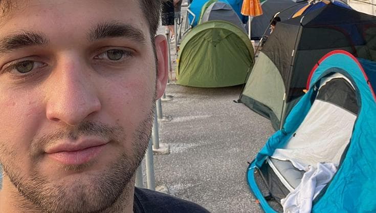 Immagine del post 20780 - Bari “Io, un mese in tour per Vasco: ho pagato 1.200 euro i biglietti e dormo in tenda fuori dagli stadi” - Bari