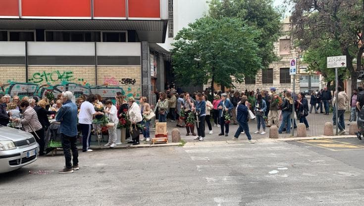 Bari, banchetti di rose per santa Rita in centro: blitz dei vigili urbani e multe agli ambulanti - Bari
