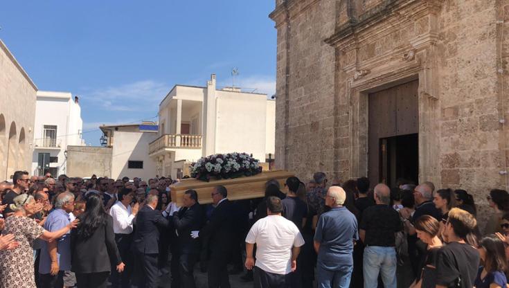 Immagine del post 8782 - Bari A Racale l’ultimo saluto a Teresa Sommario, uccisa dal figlio: la famiglia ha chiesto rispetto - Bari