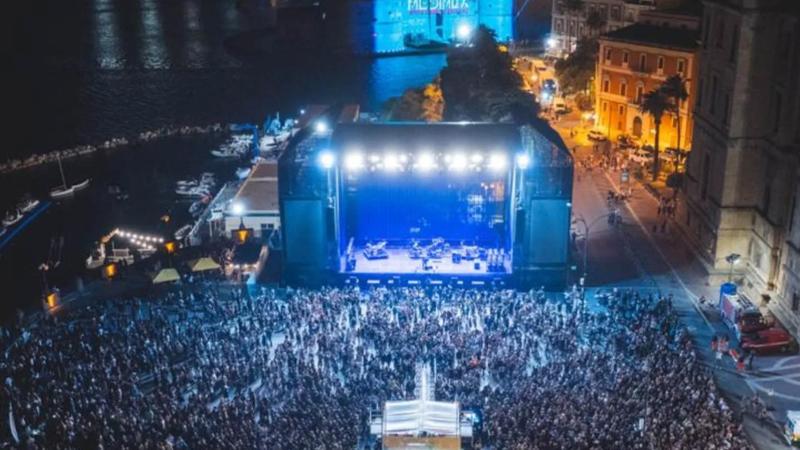 Immagine del post 8785 - Bari I Massive Attack chiudono il Medimex, sul palco immagini contro la guerra: “Più potenti di statisti” - Bari