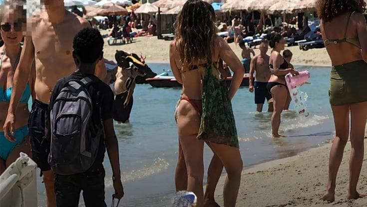 Immagine del post 21964 - Bari Bambino ambulante sotto il sole in spiaggia, lo scatto indigna il Salento: “I minori vanno tutelati” - Bari