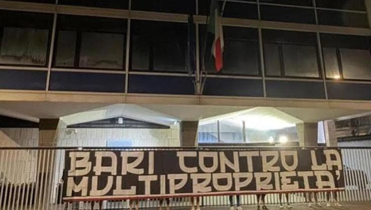 Immagine del post 21932 - Bari Blitz dei tifosi biancorossi davanti alla Figc nel giorno del voto: “Bari contro la multiproprietà” - Bari