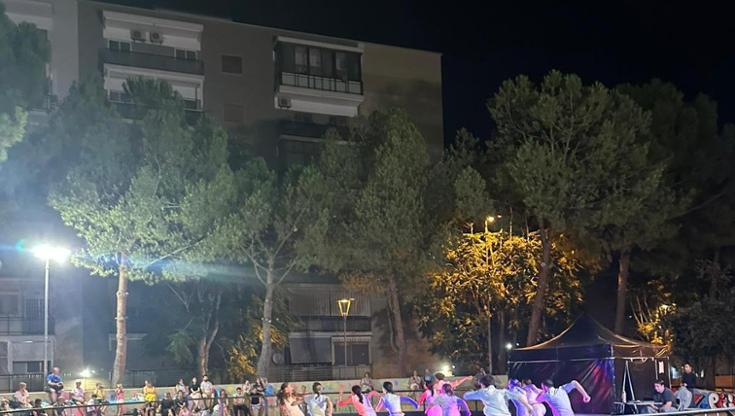 Bari, bambini chiedono pizzo e lanciano petardi alle danzatrici durante spettacolo gratis nel parco - Bari